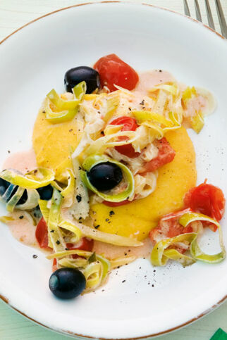 Safran-Polenta mit Tomaten-Lauch-Gemüse Safran-Polenta mit Tomaten-Lauch-Gemüse