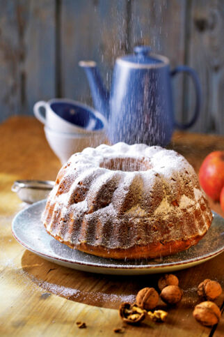 Gugelhupf mit Walnüssen und Äpfeln Gugelhupf mit Walnüssen und Äpfeln