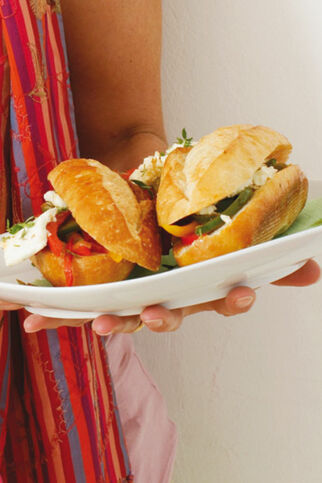 Peperonata-Brötchen mit Grillkäse Peperonata-Brötchen mit Grillkäse