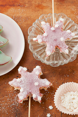 SCHNEEFLOCKEN UND TANNENBÄUME SCHNEEFLOCKEN UND TANNENBÄUME