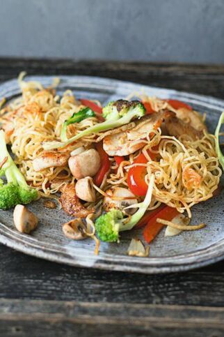 Gebratene Nudeln mit Gemüse und Huhn Gebratene Nudeln mit Gemüse und Huhn