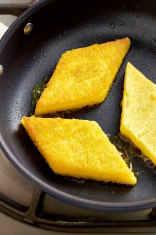 Rautenförmige Polenta-Schnitten in der Pfanne gebraten - Polenta Rezept Polenta-Schnitten