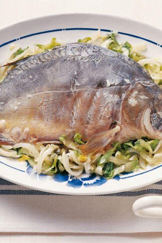 Karpfen blau auf Endivie Karpfen blau auf Endivie