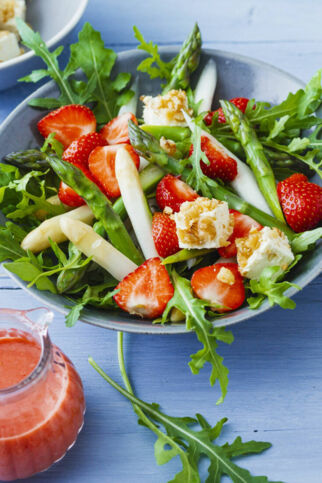 Erdbeer-Spargel-Salat mit Walnussfeta Erdbeer-Spargel-Salat mit Walnussfeta