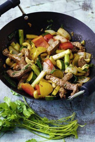 Thailändisches Wokgemüse mit Rindfleisch Thailändisches Wokgemüse mit Rindfleisch