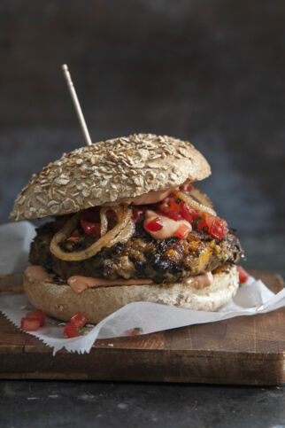 Bohnen-Süßkartoffel-Burger mit Tomatensalsa Bohnen-Süßkartoffel-Burger mit Tomatensalsa