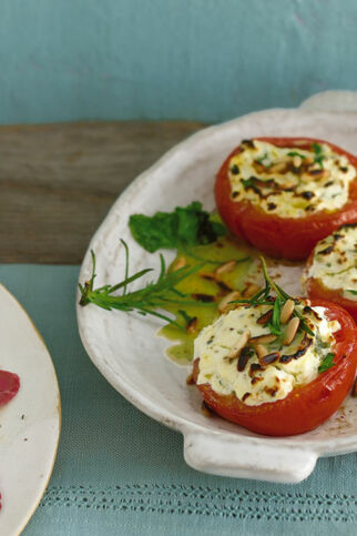 Gegrillter Ziegenkäse auf Tomaten Gegrillter Ziegenkäse auf Tomaten