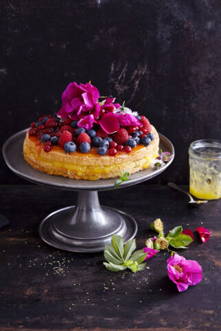 Obstkuchen mit essbaren Blüten Obstkuchen mit essbaren Blüten