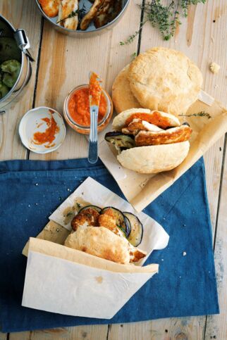 Pita-Taschen mit Grillgemüse und Hummus Pita-Taschen mit Grillgemüse und Hummus