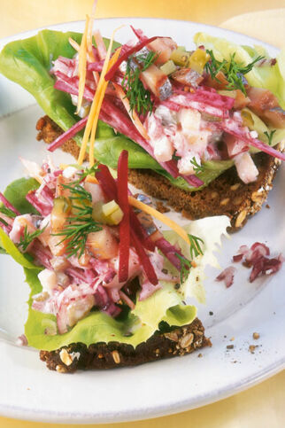 Matjes-Tatar auf Vollkornbrot Matjes-Tatar auf Vollkornbrot