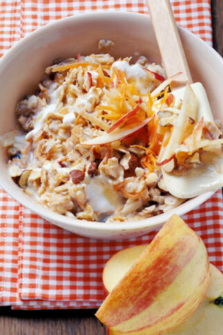 Bircher Apfelmüsli mit Möhren und Rosinen Bircher Apfelmüsli mit Möhren und Rosinen