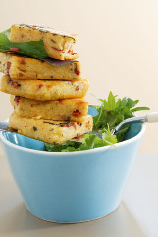 Polentaschnitten mit Tomaten und Kräutern Polentaschnitten mit Tomaten und Kräutern