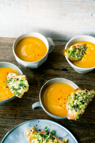 Kürbis-Papaya-Suppe mit Obatzda-Röstbrot Kürbis-Papaya-Suppe mit Obatzda-Röstbrot