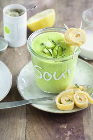 Zucchinicremesuppe mit Ei Zucchinicremesuppe mit Ei