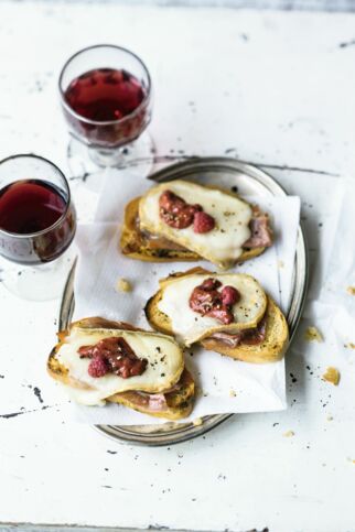 Taleggio-Crostini mit Himbeeren Taleggio-Crostini mit Himbeeren