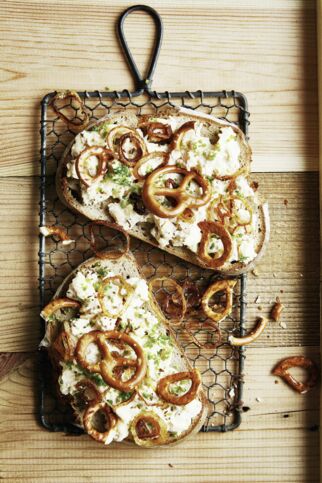 Brotzeit in Bayern mit Obazda Brotzeit in Bayern mit Obazda