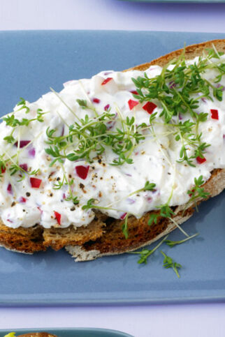 Frischkäse-Sandwich mit Radieschen und Kresse Frischkäse-Sandwich mit Radieschen und Kresse