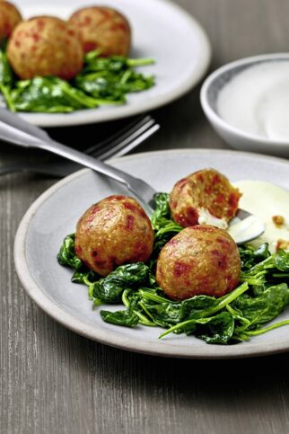 Rote-Bete-Falafel mit Tahin-Sauce und Spinat Rote-Bete-Falafel mit Tahin-Sauce und Spinat