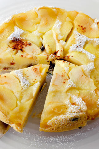 Gestürzte Apfeltorte mit Rosinen Gestürzte Apfeltorte mit Rosinen