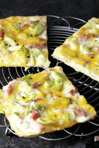 Frühlingszwiebel-Quark-Flammkuchen Frühlingszwiebel-Quark-Flammkuchen