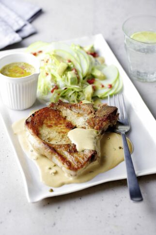Kotelett mit Avocado-Apfel-Salat Kotelett mit Avocado-Apfel-Salat