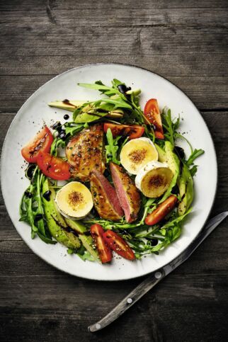 Rucola-Avocado-Salat mit Taubenbrüsten und gratiniertem Ziegenkäse Rucola-Avocado-Salat mit Taubenbrüsten und gratiniertem Ziegenkäse