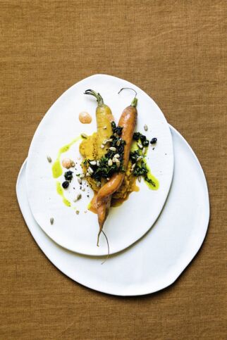 Ofenmöhren mit Gremolata und Möhrengrün-Öl Ofenmöhren mit Gremolata und Möhrengrün-Öl