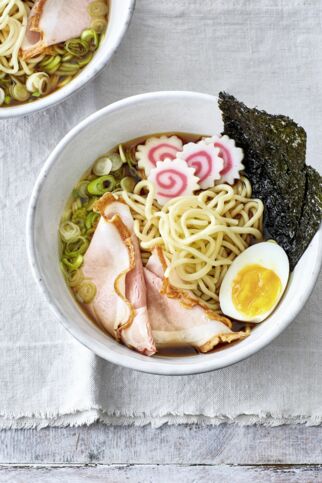 Ramen mit Schweinebraten, Frühlingszwiebel und Ei Ramen mit Schweinebraten, Frühlingszwiebel und Ei