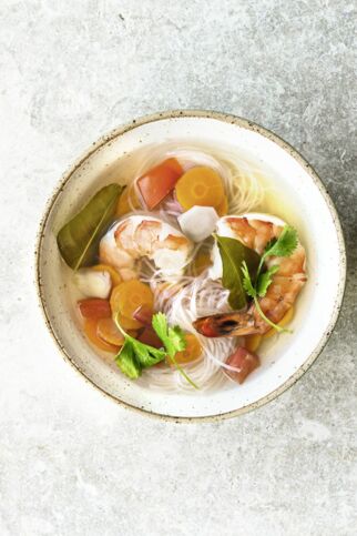 Schnelle Glasnudelsuppe mit Riesengarnelen Schnelle Glasnudelsuppe mit Riesengarnelen