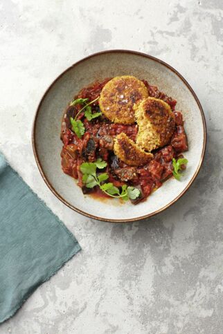 Bulgur-Buletten mit Auberginen-Tomaten-Sugo Bulgur-Buletten mit Auberginen-Tomaten-Sugo