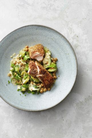 Sesamlachs auf Gurkengemüse Sesamlachs auf Gurkengemüse