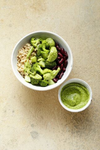 Graupen-Brokkoli-Bowl mit Kürbiskern-Limetten-Dressing Graupen-Brokkoli-Bowl mit Kürbiskern-Limetten-Dressing