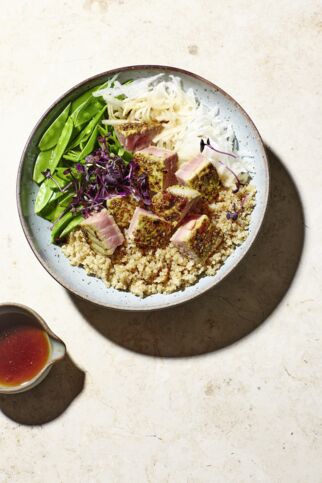 Poke Bowl mit Thunfisch, Quinoa und Zuckerschoten Poke Bowl mit Thunfisch, Quinoa und Zuckerschoten