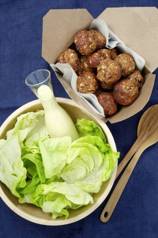 Hackbällchen vom Blech mit Blitzsalat Hackbällchen vom Blech mit Blitzsalat