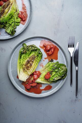 Gebratene Salatherzen auf pfeffrigem Erdbeer-Chutney Gebratene Salatherzen auf pfeffrigem Erdbeer-Chutney