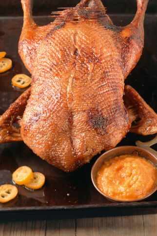 Orangenente mit Kumquats und Kürbispüree Orangenente mit Kumquats und Kürbispüree