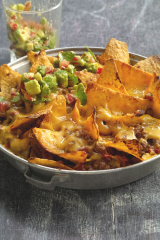 Nacho-Teller mit Rind und Avocadosalsa Nacho-Teller mit Rind und Avocadosalsa
