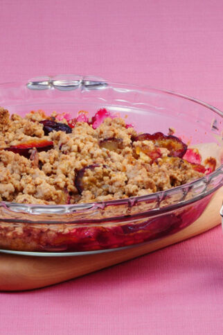 Zwetschgen-Ingwer-Crumble mit Vanillesauce Zwetschgen-Ingwer-Crumble mit Vanillesauce
