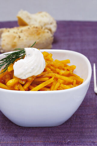 Scharfes Kürbisgemüse mit Dillrahm Scharfes Kürbisgemüse mit Dillrahm