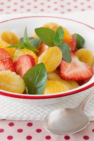 Süße Gnocchi mit Orangen-Erdbeeren Süße Gnocchi mit Orangen-Erdbeeren