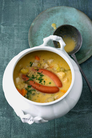 Schüssel Kartoffelsuppe mit ganzen Würstchen und Gemüse - Kartoffelsuppe mit Würstchen Rezept Kartoffelsuppe mit Würstchen