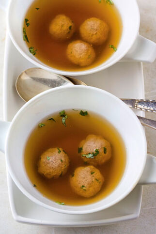 Reh-Consommé mit Wildklößchen Reh-Consommé mit Wildklößchen