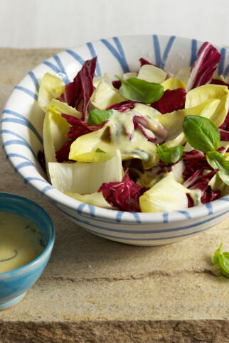 Radicchio-Chicorée-Salat mit Käsedressing Radicchio-Chicorée-Salat mit Käsedressing