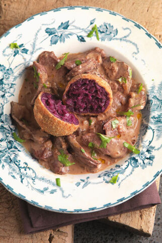 Rahmiges Wildgeschnetzeltes mit gebackenem Blaukrautknödel Rahmiges Wildgeschnetzeltes mit gebackenem Blaukrautknödel