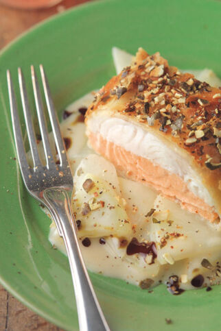 Lachsforelle und Waller im knusprigen Teigmantel auf Kohlrabigemüse Lachsforelle und Waller im knusprigen Teigmantel auf Kohlrabigemüse