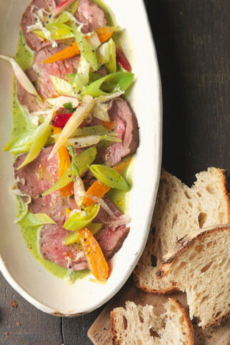 Rosa gegartes Ochsenfilet mit warmem Wurzelgemüsesalat und Kräutersauce Rosa gegartes Ochsenfilet mit warmem Wurzelgemüsesalat und Kräutersauce