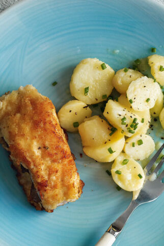 Gebackenes Fischfilet mit Kartoffelsalat Gebackenes Fischfilet mit Kartoffelsalat