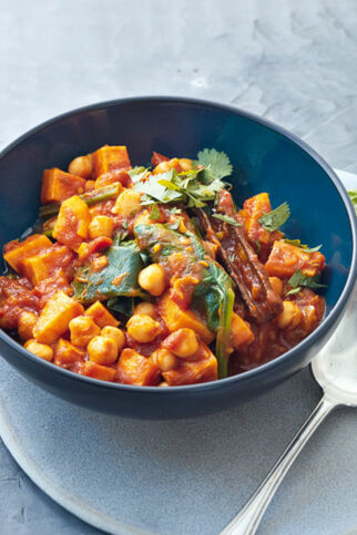 Süßkartoffelcurry mit Kichererbsen und Spinat Süßkartoffelcurry mit Kichererbsen und Spinat