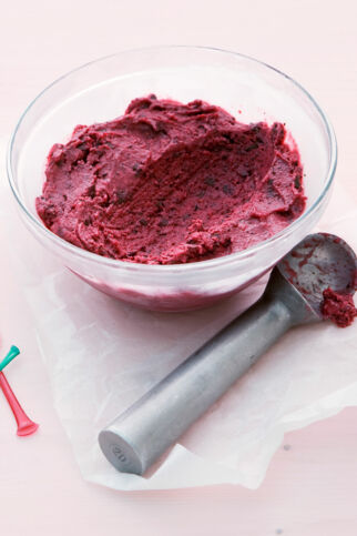 Beeren-Joghurt-Eis mit Schokolade Beeren-Joghurt-Eis mit Schokolade