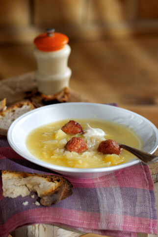 Sauerkrautsuppe mit Salsiccia-Klößchen Sauerkrautsuppe mit Salsiccia-Klößchen
